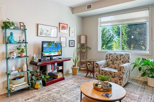 111-2250 Majoros Road, West Kelowna, BC - Indoor Photo Showing Living Room