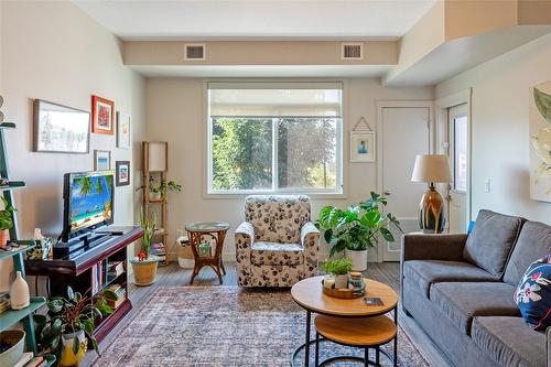 111-2250 Majoros Road, West Kelowna, BC - Indoor Photo Showing Living Room