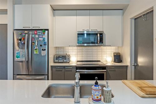 111-2250 Majoros Road, West Kelowna, BC - Indoor Photo Showing Kitchen With Stainless Steel Kitchen With Double Sink With Upgraded Kitchen