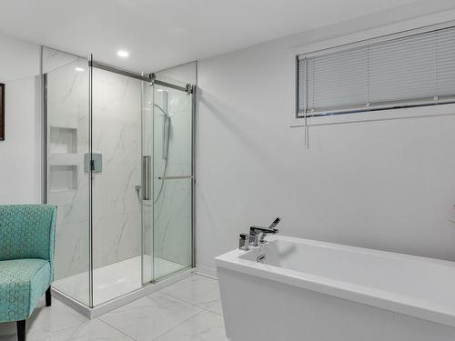 Bathroom - 215 25E Rue O., Venise-En-Québec, QC - Indoor Photo Showing Bathroom