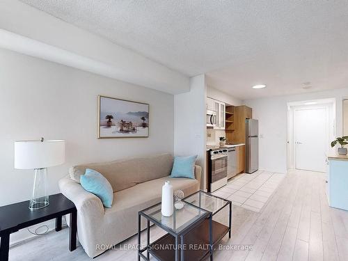 1012-600 Fleet St, Toronto, ON - Indoor Photo Showing Living Room