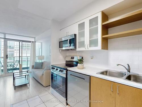 1012-600 Fleet St, Toronto, ON - Indoor Photo Showing Kitchen With Double Sink