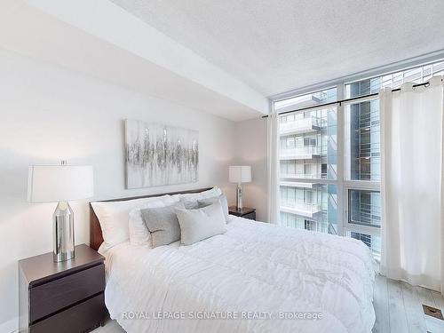 1012-600 Fleet St, Toronto, ON - Indoor Photo Showing Bedroom