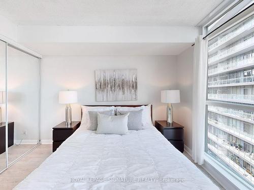 1012-600 Fleet St, Toronto, ON - Indoor Photo Showing Bedroom