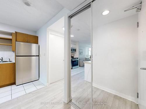 1012-600 Fleet St, Toronto, ON - Indoor Photo Showing Kitchen