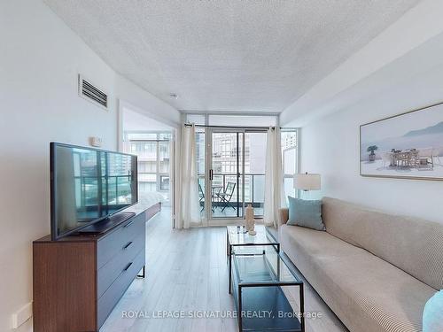 1012-600 Fleet St, Toronto, ON - Indoor Photo Showing Living Room