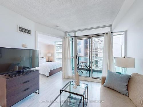 1012-600 Fleet St, Toronto, ON - Indoor Photo Showing Living Room