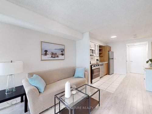 1012-600 Fleet St, Toronto, ON - Indoor Photo Showing Living Room