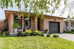 3 HALAM AVENUE  Hamilton, ON L8V 1Z2