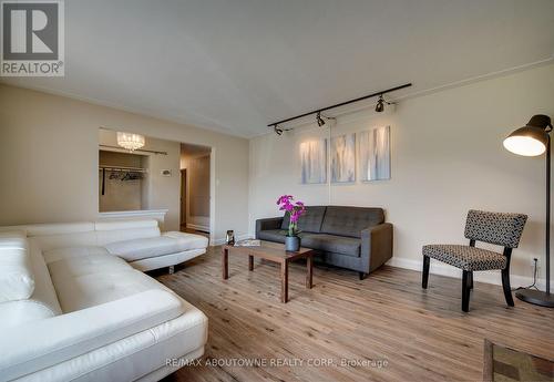 4018 New Street, Burlington, ON - Indoor Photo Showing Living Room