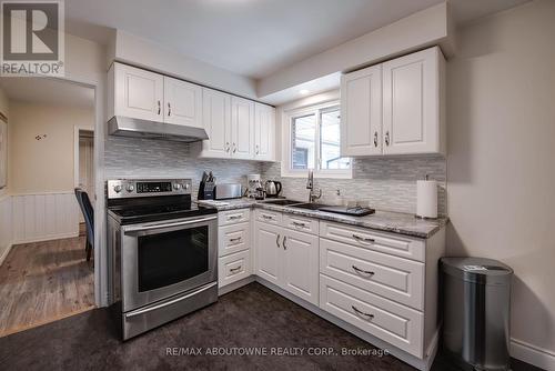 4018 New Street, Burlington, ON - Indoor Photo Showing Kitchen With Upgraded Kitchen