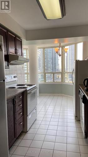 1707 - 400 Webb Drive, Mississauga (City Centre), ON - Indoor Photo Showing Kitchen