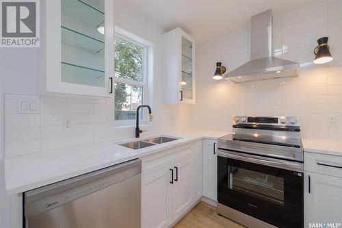 428 F Avenue S, Saskatoon, SK - Indoor Photo Showing Kitchen With Double Sink With Upgraded Kitchen