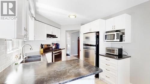 140 Rossmore Court, London, ON - Indoor Photo Showing Kitchen With Double Sink With Upgraded Kitchen