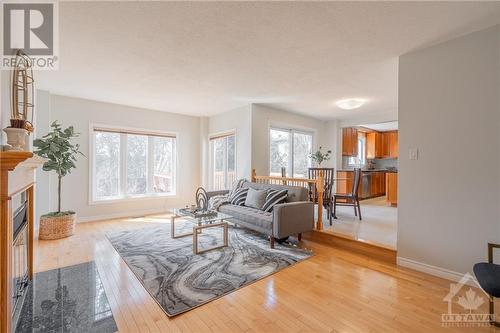 1816 Thornecrest Street, Ottawa, ON - Indoor Photo Showing Living Room