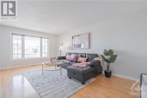 1816 Thornecrest Street, Ottawa, ON - Indoor Photo Showing Living Room