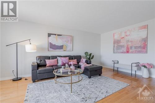 1816 Thornecrest Street, Ottawa, ON - Indoor Photo Showing Living Room