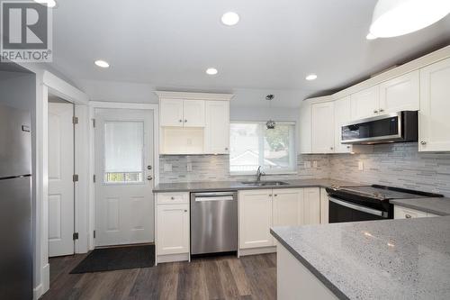 3965 Triumph Street, Burnaby, BC - Indoor Photo Showing Kitchen With Upgraded Kitchen