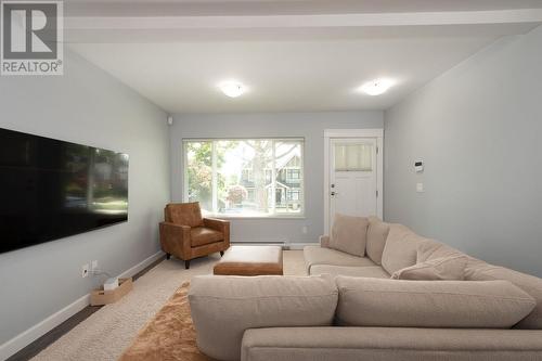 3965 Triumph Street, Burnaby, BC - Indoor Photo Showing Living Room