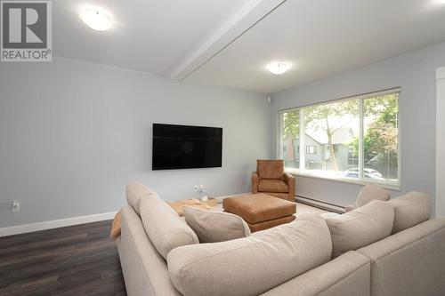 3965 Triumph Street, Burnaby, BC - Indoor Photo Showing Living Room