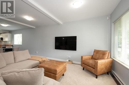 3965 Triumph Street, Burnaby, BC - Indoor Photo Showing Living Room