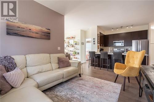 404 - 1940 Ironstone Drive, Burlington (Uptown), ON - Indoor Photo Showing Living Room