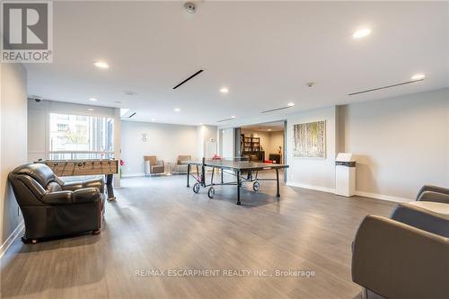 404 - 1940 Ironstone Drive, Burlington (Uptown), ON - Indoor Photo Showing Living Room