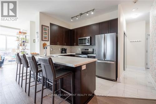 404 - 1940 Ironstone Drive, Burlington (Uptown), ON - Indoor Photo Showing Kitchen With Stainless Steel Kitchen