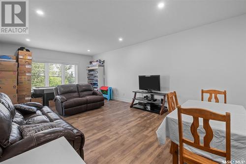 686/690 19Th Street W, Prince Albert, SK - Indoor Photo Showing Living Room