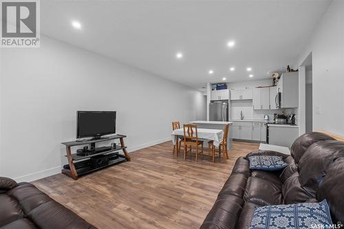 686/690 19Th Street W, Prince Albert, SK - Indoor Photo Showing Living Room