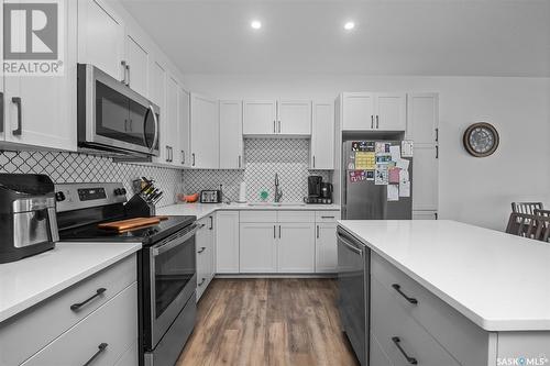 686/690 19Th Street W, Prince Albert, SK - Indoor Photo Showing Kitchen With Stainless Steel Kitchen