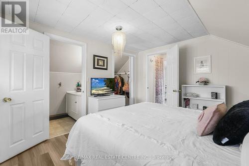 49 Ninth Avenue, Brantford, ON - Indoor Photo Showing Bedroom