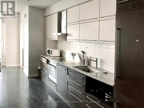 1513 - 770 Bay Street, Toronto (Bay Street Corridor), ON - Indoor Photo Showing Kitchen With Upgraded Kitchen