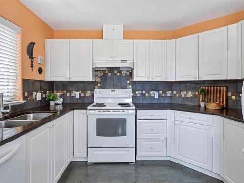 36-100 Gifford Rd, Ladysmith, BC - Indoor Photo Showing Kitchen With Double Sink