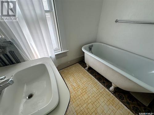 543 12Th Street W, Prince Albert, SK - Indoor Photo Showing Bathroom