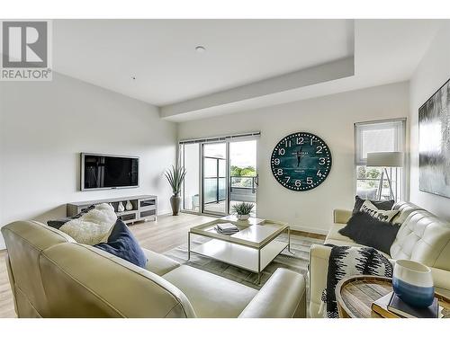 3030 Pandosy Street Unit# 310, Kelowna, BC - Indoor Photo Showing Living Room