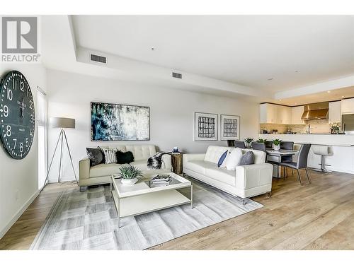 3030 Pandosy Street Unit# 310, Kelowna, BC - Indoor Photo Showing Living Room