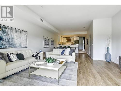 3030 Pandosy Street Unit# 310, Kelowna, BC - Indoor Photo Showing Living Room