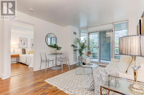 201 - 509 Beecroft Road, Toronto (Willowdale West), ON - Indoor Photo Showing Living Room