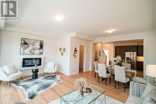 3321 Sixth Line, Oakville, ON - Indoor Photo Showing Living Room