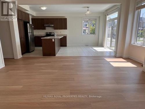 31 Gold Park Gate, Essa, ON - Indoor Photo Showing Kitchen