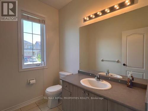 31 Gold Park Gate, Essa, ON - Indoor Photo Showing Bathroom