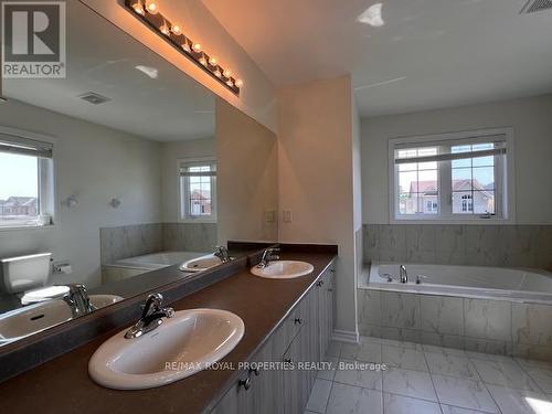 31 Gold Park Gate, Essa, ON - Indoor Photo Showing Bathroom