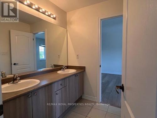 31 Gold Park Gate, Essa, ON - Indoor Photo Showing Bathroom