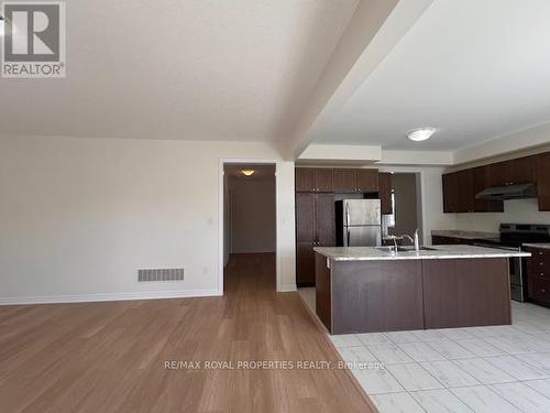 31 Gold Park Gate, Essa, ON - Indoor Photo Showing Kitchen