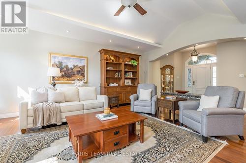 1 Bunker Place, Oro-Medonte, ON - Indoor Photo Showing Living Room