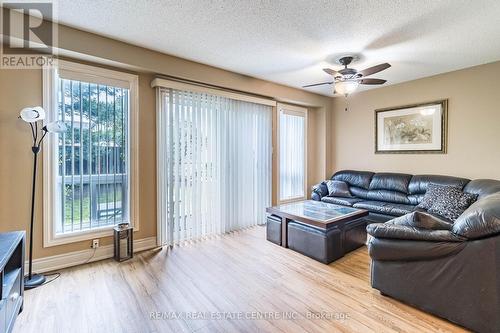 142 - 455 Apache Court, Mississauga (Hurontario), ON - Indoor Photo Showing Living Room