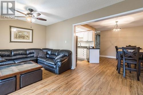 142 - 455 Apache Court, Mississauga (Hurontario), ON - Indoor Photo Showing Living Room