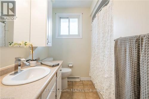 7 Royal Oak Drive, St. Catharines (Martindale Pond), ON - Indoor Photo Showing Bathroom