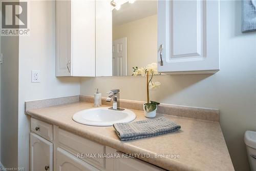 7 Royal Oak Drive, St. Catharines (Martindale Pond), ON - Indoor Photo Showing Bathroom